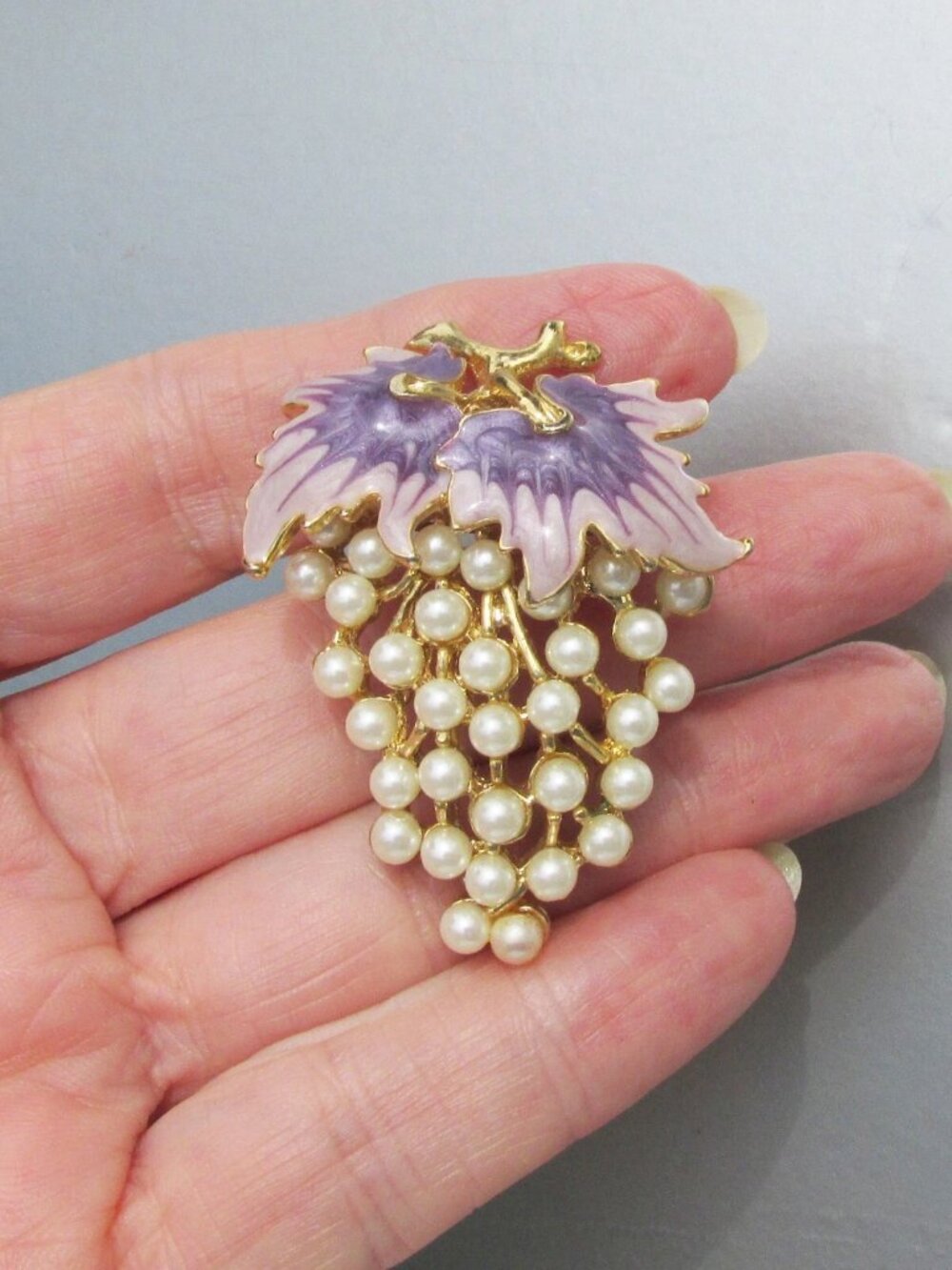 Vintage Faux Pearl & Lavender Enamel GRAPE Bunch Gold Tone Brooch Pin